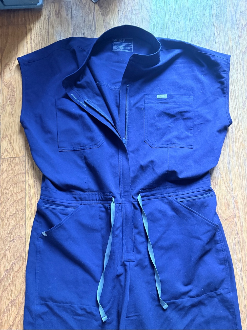 Figs 2 Women’s V-Neck Utility Jumpsuit - Navy & Black Size XXL - Picture 8 of 11